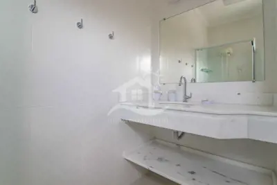 Casa - Sobrado com 5 dormitórios (sendo 5 suite(s)) a 500,00 metros praia.