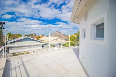 Casa - Sobrado com 5 dormitórios (sendo 5 suite(s)) a 500,00 metros praia.