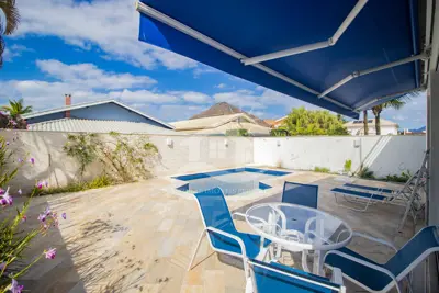 Casa - Sobrado com 5 dormitórios (sendo 5 suite(s)) a 500,00 metros praia.