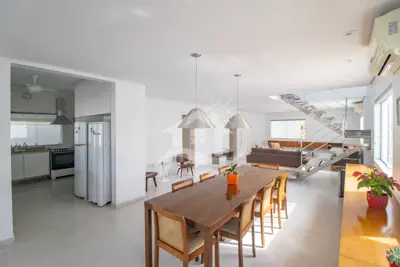 Casa - Sobrado com 5 dormitórios (sendo 5 suite(s)) a 500,00 metros praia.