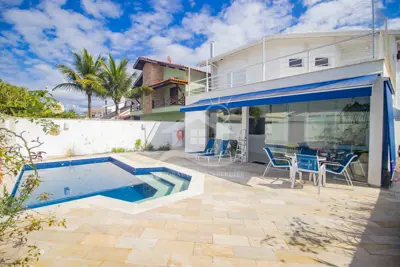 Casa - Sobrado com 5 dormitórios (sendo 5 suite(s)) a 500,00 metros praia.