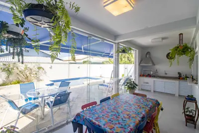Casa - Sobrado com 5 dormitórios (sendo 5 suite(s)) a 500,00 metros praia.