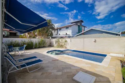 Casa - Sobrado com 5 dormitórios (sendo 5 suite(s)) a 500,00 metros praia.