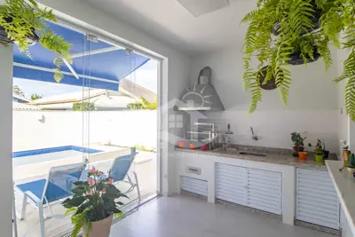 Casa - Sobrado com 5 dormitórios (sendo 5 suite(s)) a 500,00 metros praia.