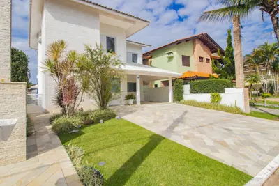 Casa - Sobrado com 5 dormitórios (sendo 5 suite(s)) a 500,00 metros praia.