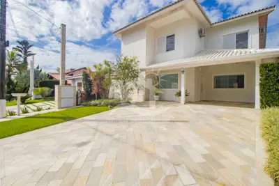 Casa - Sobrado com 5 dormitórios (sendo 5 suite(s)) a 500,00 metros praia.