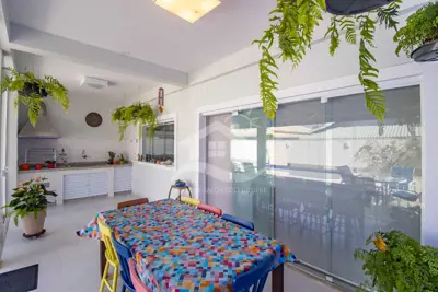 Casa - Sobrado com 5 dormitórios (sendo 5 suite(s)) a 500,00 metros praia.