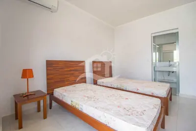 Casa - Sobrado com 5 dormitórios (sendo 5 suite(s)) a 500,00 metros praia.