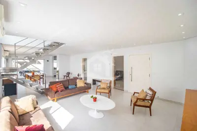 Casa - Sobrado com 5 dormitórios (sendo 5 suite(s)) a 500,00 metros praia.