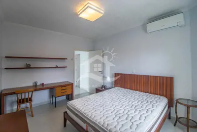 Casa - Sobrado com 5 dormitórios (sendo 5 suite(s)) a 500,00 metros praia.