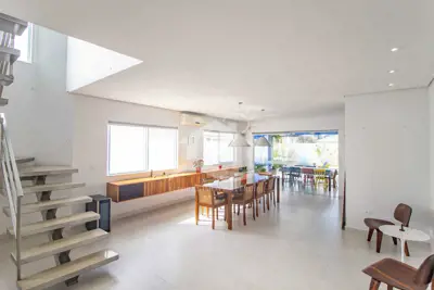 Casa - Sobrado com 5 dormitórios (sendo 5 suite(s)) a 500,00 metros praia.