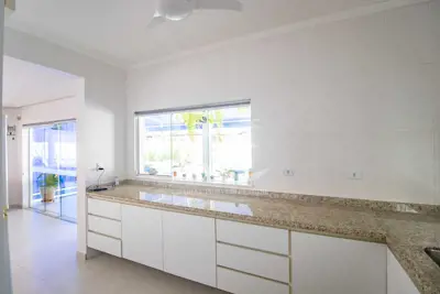 Casa - Sobrado com 5 dormitórios (sendo 5 suite(s)) a 500,00 metros praia.