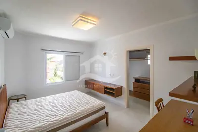 Casa - Sobrado com 5 dormitórios (sendo 5 suite(s)) a 500,00 metros praia.