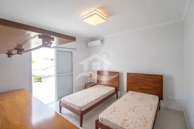 Casa - Sobrado com 5 dormitórios (sendo 5 suite(s)) a 500,00 metros praia.