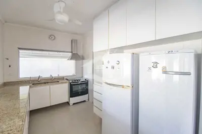 Casa - Sobrado com 5 dormitórios (sendo 5 suite(s)) a 500,00 metros praia.