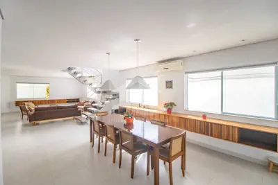 Casa - Sobrado com 5 dormitórios (sendo 5 suite(s)) a 500,00 metros praia.