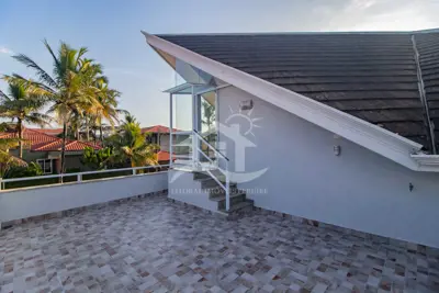 Casa - Sobrado com 6 dormitórios (sendo 3 suite(s)) a 20,00 metros praia.