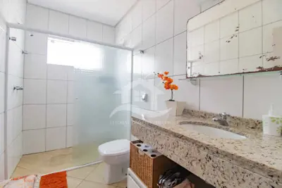 Casa - Sobrado com 6 dormitórios (sendo 3 suite(s)) a 20,00 metros praia.