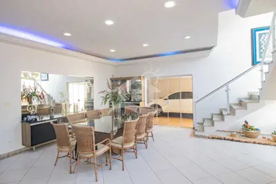 Casa - Sobrado com 6 dormitórios (sendo 3 suite(s)) a 20,00 metros praia.