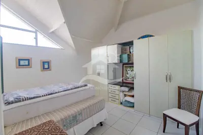 Casa - Sobrado com 6 dormitórios (sendo 3 suite(s)) a 20,00 metros praia.