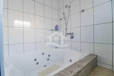 Casa - Sobrado com 6 dormitórios (sendo 3 suite(s)) a 20,00 metros praia.