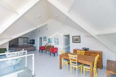 Casa - Sobrado com 6 dormitórios (sendo 3 suite(s)) a 20,00 metros praia.