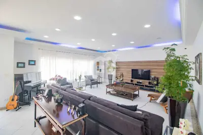 Casa - Sobrado com 6 dormitórios (sendo 3 suite(s)) a 20,00 metros praia.