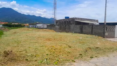 Terreno - Limpo com  quartos  a 3500,00 metros praia.