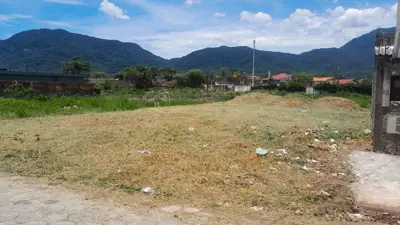 Terreno - Limpo com  quartos  a 3500,00 metros praia.