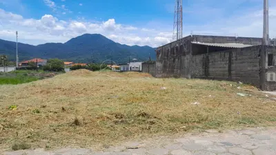 Terreno - Limpo com  quartos  a 3500,00 metros praia.