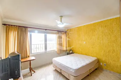 Apartamento - Amplo com 3 dormitórios (sendo 1 suite(s)) a 50,00 metros praia.