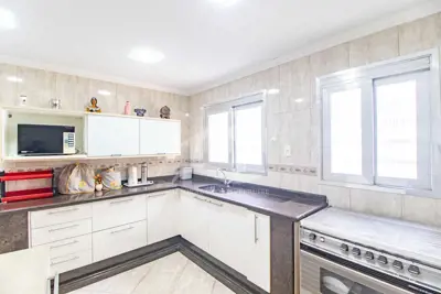 Apartamento - Amplo com 3 dormitórios (sendo 1 suite(s)) a 50,00 metros praia.