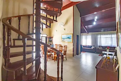 Casa - Assobradada com 5 dormitórios (sendo 5 suite(s)) a 1,00 metros praia.