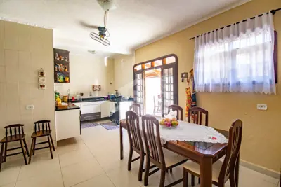 Casa - Assobradada com 5 dormitórios (sendo 5 suite(s)) a 1,00 metros praia.