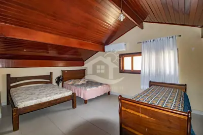 Casa - Assobradada com 5 dormitórios (sendo 5 suite(s)) a 1,00 metros praia.