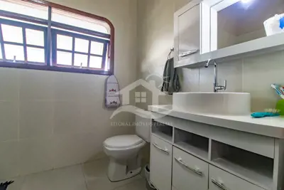 Casa - Assobradada com 5 dormitórios (sendo 5 suite(s)) a 1,00 metros praia.