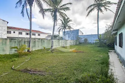 Casa - Térrea com 2 dormitórios (sendo 2 suite(s)) a 0,00 metros praia.
