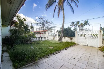 Casa - Térrea com 2 dormitórios (sendo 2 suite(s)) a 0,00 metros praia.