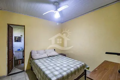 Casa - Térrea com 2 dormitórios (sendo 2 suite(s)) a 0,00 metros praia.