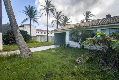 Casa - Térrea com 2 dormitórios (sendo 2 suite(s)) a 0,00 metros praia.