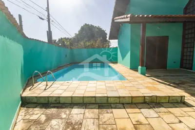 Casa - Térrea com piscina com 3 dormitórios (sendo 1 suite(s)) a 500,00 metros praia.