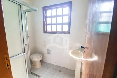 Casa - Térrea com piscina com 3 dormitórios (sendo 1 suite(s)) a 500,00 metros praia.