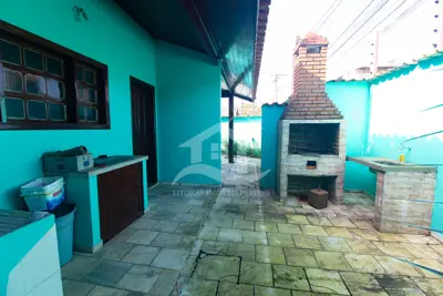 Casa - Térrea com piscina com 3 dormitórios (sendo 1 suite(s)) a 500,00 metros praia.