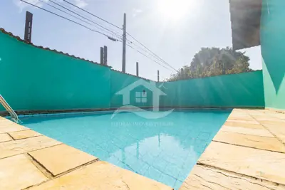 Casa - Térrea com piscina com 3 dormitórios (sendo 1 suite(s)) a 500,00 metros praia.