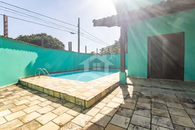 Casa - Térrea com piscina com 3 dormitórios (sendo 1 suite(s)) a 500,00 metros praia.