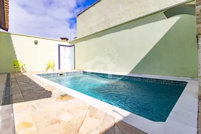 Casa - Assobradada com 4 dormitórios (sendo 2 suite(s)) a 600,00 metros praia.