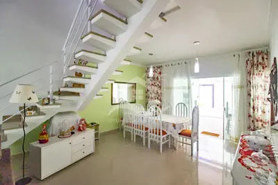 Casa - Assobradada com 4 dormitórios (sendo 2 suite(s)) a 600,00 metros praia.