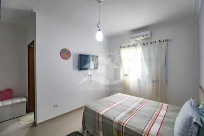 Casa - Assobradada com 4 dormitórios (sendo 2 suite(s)) a 600,00 metros praia.