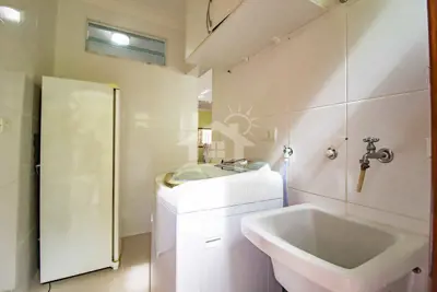 Casa - Assobradada com 4 dormitórios (sendo 2 suite(s)) a 600,00 metros praia.