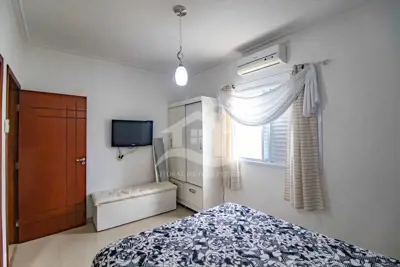 Casa - Assobradada com 4 dormitórios (sendo 2 suite(s)) a 600,00 metros praia.